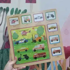 Puzzle inicial con encaje de madera; vehículos