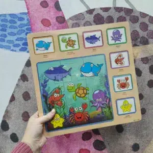 Puzzle inicial con encaje de madera; océano